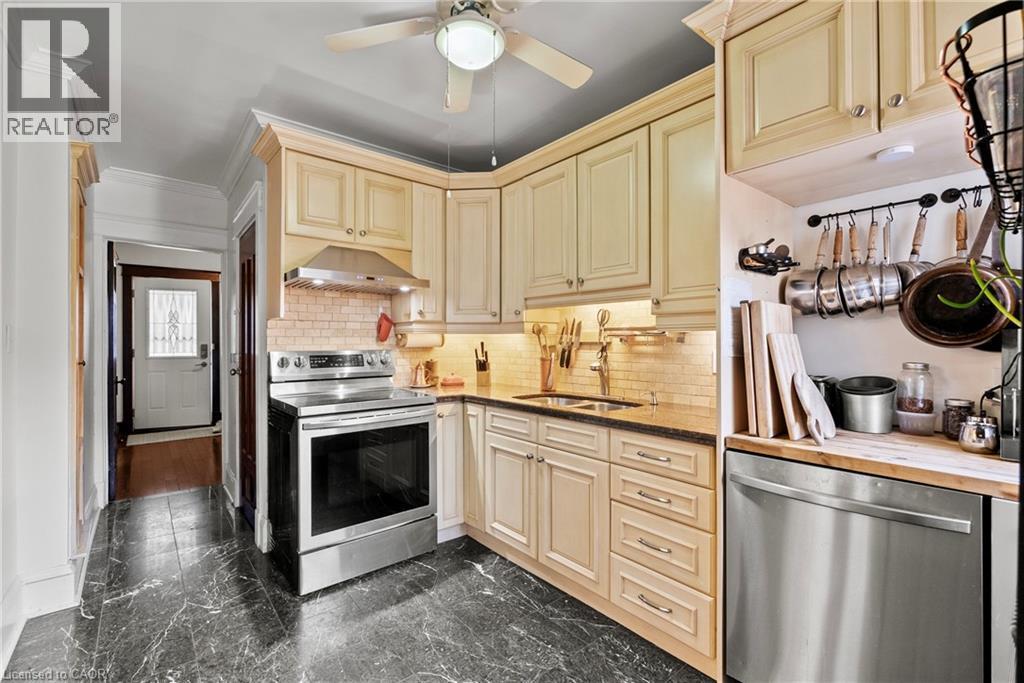 260 Stinson Crescent, Hamilton, ON - Indoor Photo Showing Kitchen With Upgraded Kitchen