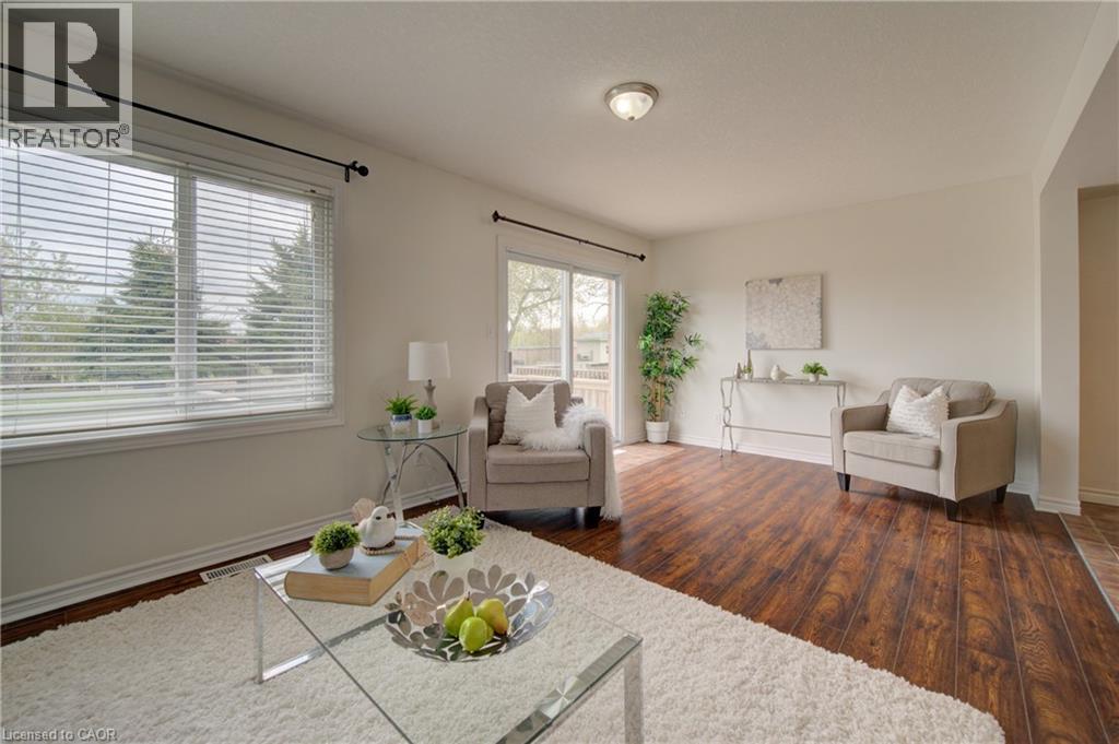 465 Colt Street, Waterloo, ON - Indoor Photo Showing Living Room