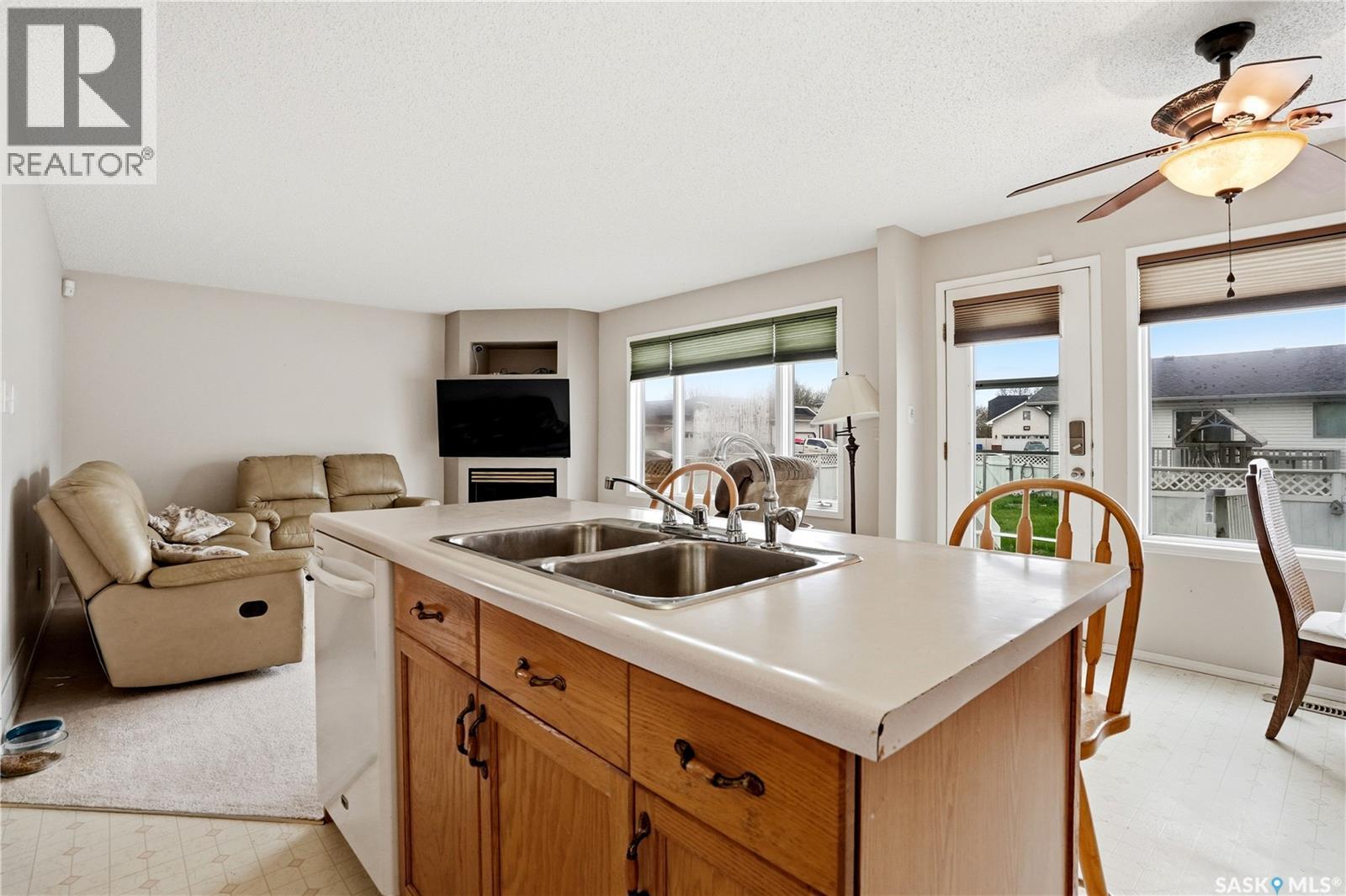 1204 Boehm Bay N, Regina, SK - Indoor Photo Showing Kitchen With Double Sink
