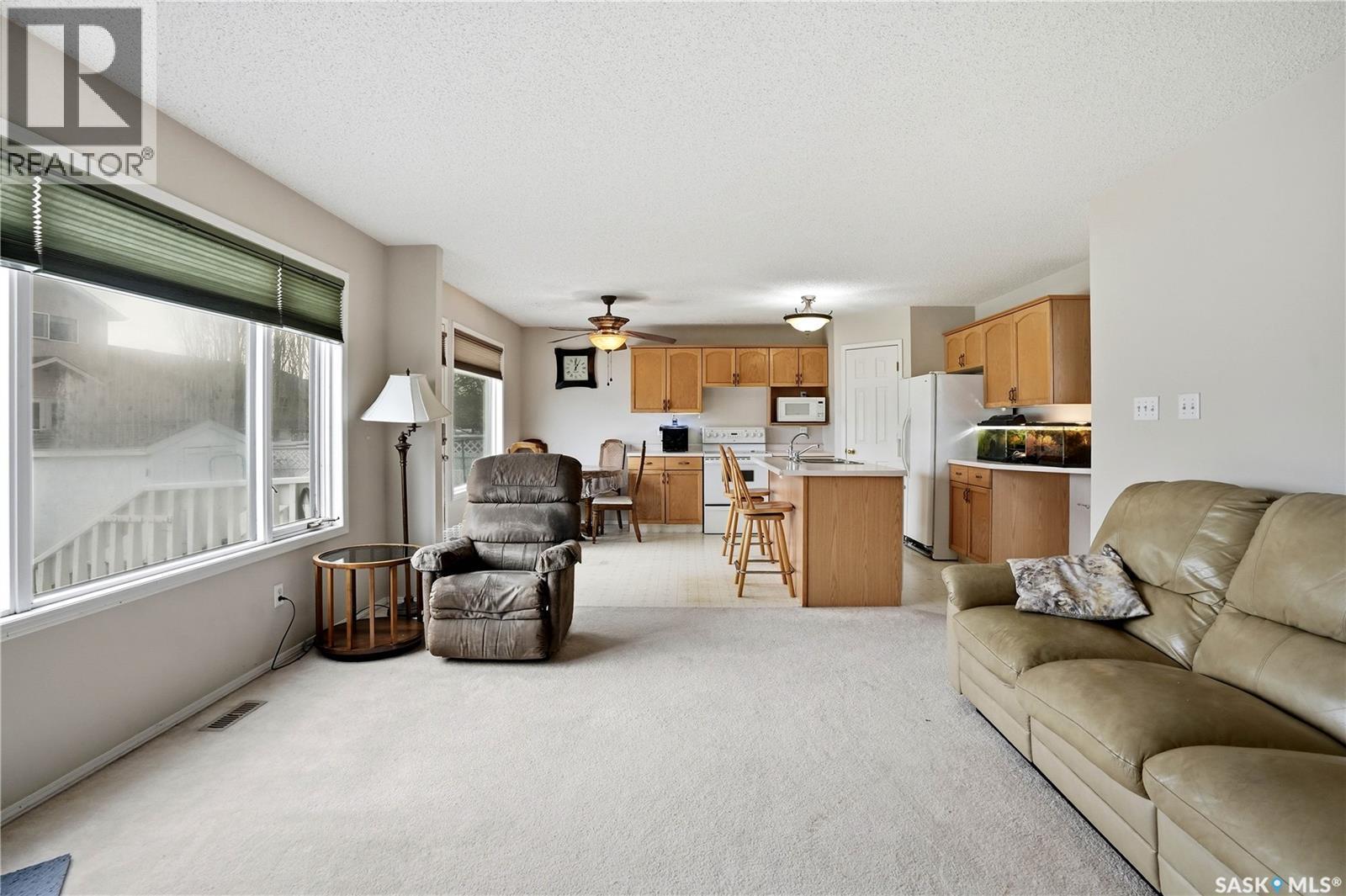 1204 Boehm Bay N, Regina, SK - Indoor Photo Showing Living Room