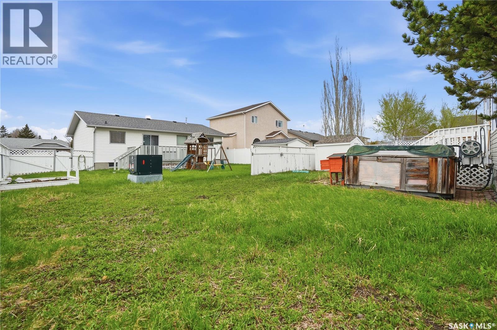 1204 Boehm Bay N, Regina, SK - Outdoor With Backyard