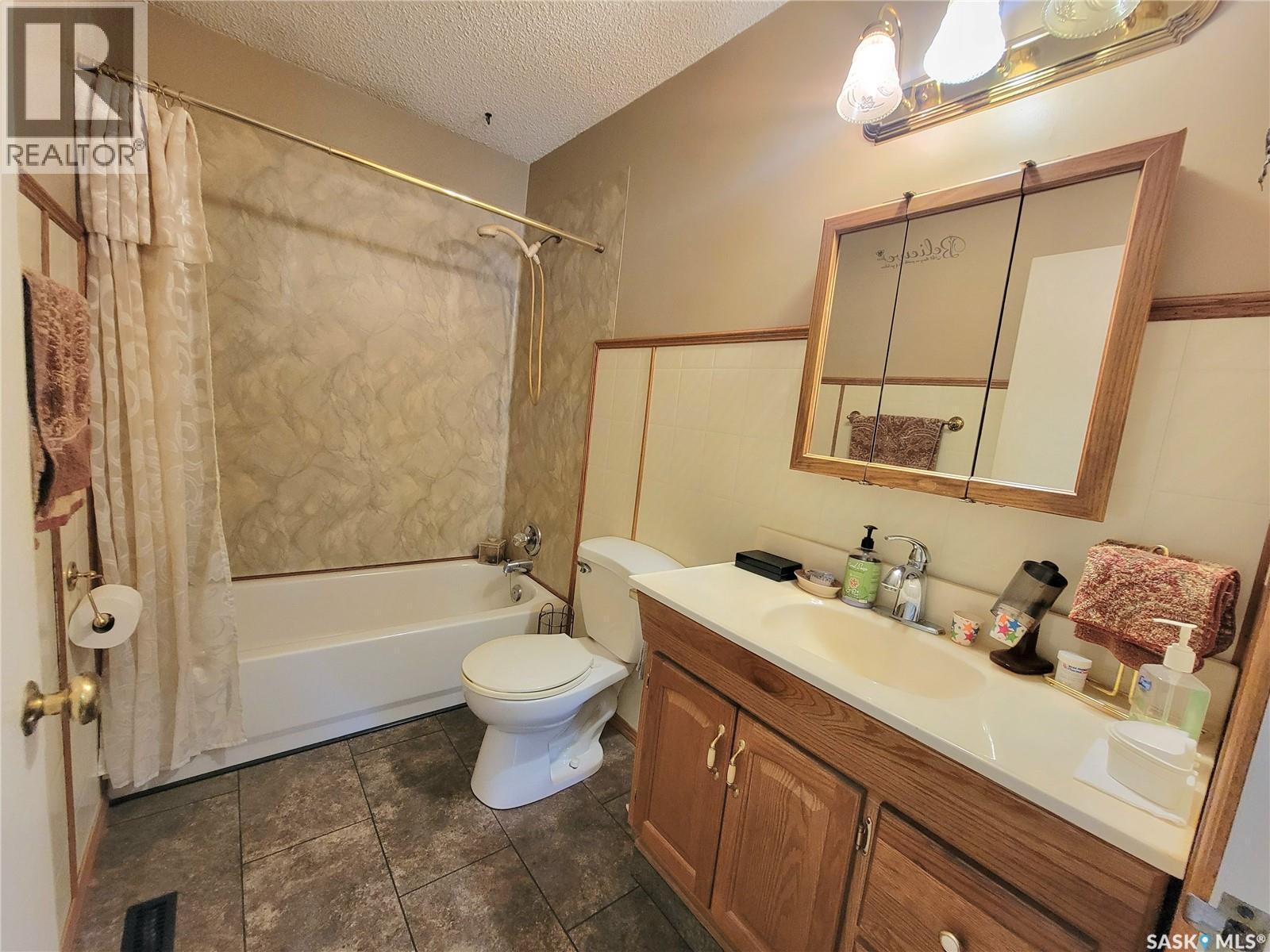 303 3 Street E, Wilkie, SK - Indoor Photo Showing Bathroom