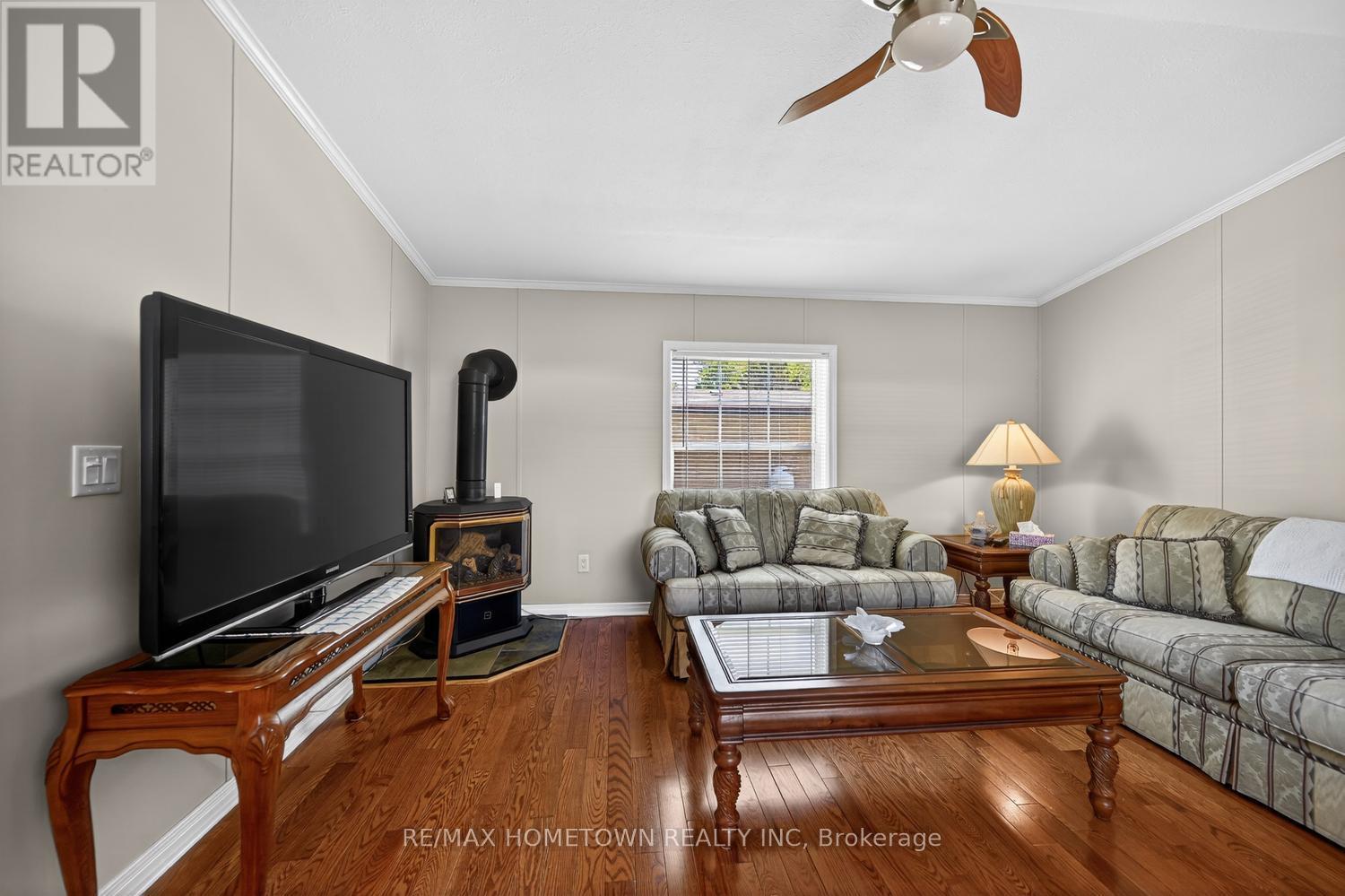 116 Hutt Road, Augusta, ON - Indoor Photo Showing Living Room With Fireplace