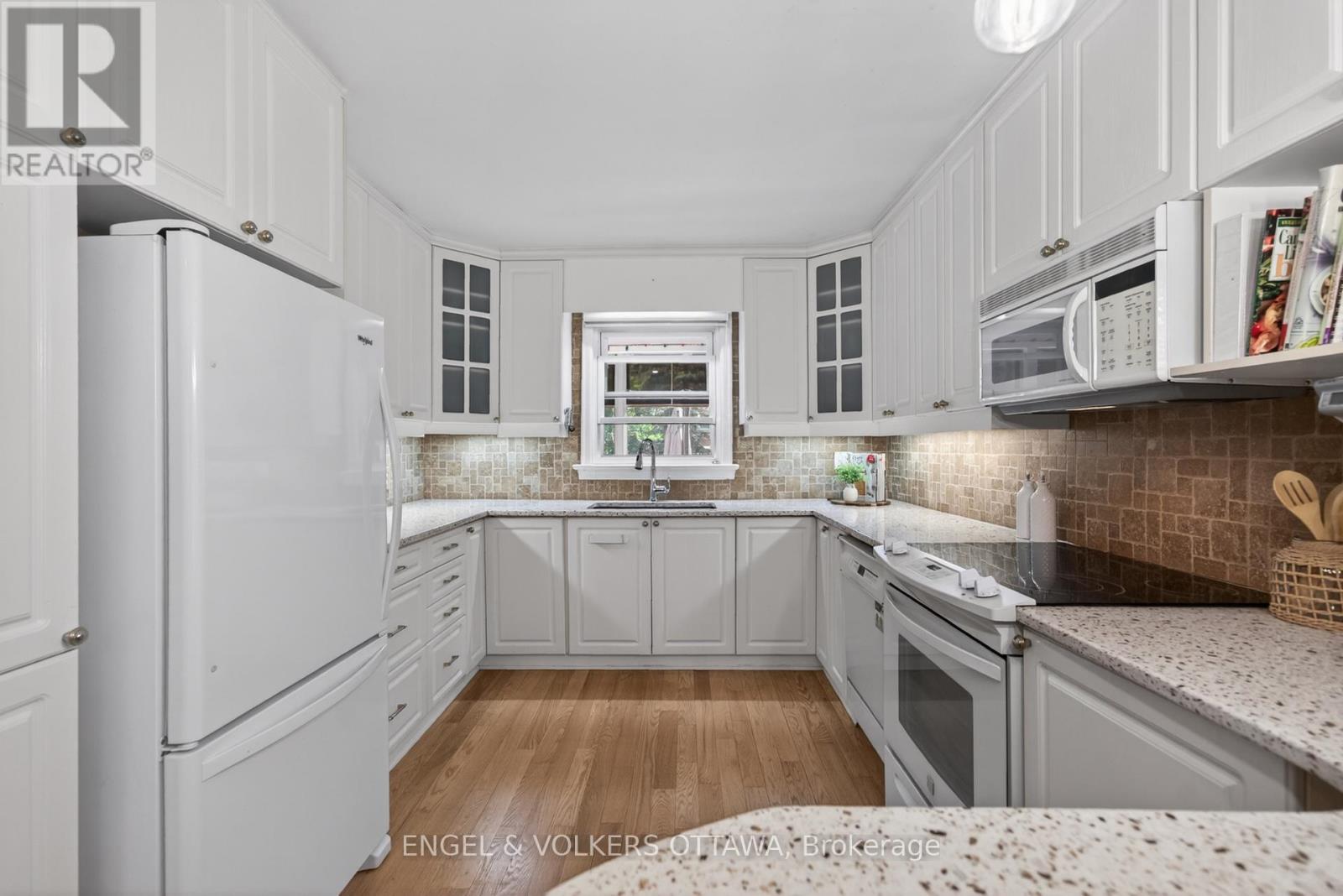1396 Micmac Street, Ottawa, ON - Indoor Photo Showing Kitchen With Upgraded Kitchen