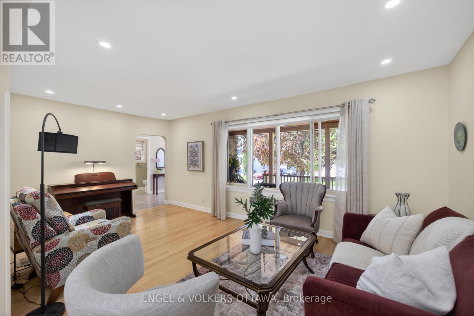 1396 Micmac Street, Ottawa, ON - Indoor Photo Showing Living Room