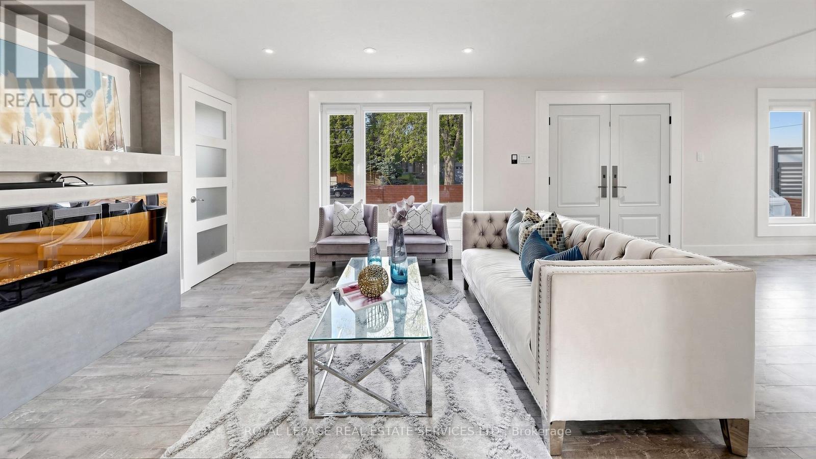 285 Bronte Road, Oakville, ON - Indoor Photo Showing Living Room