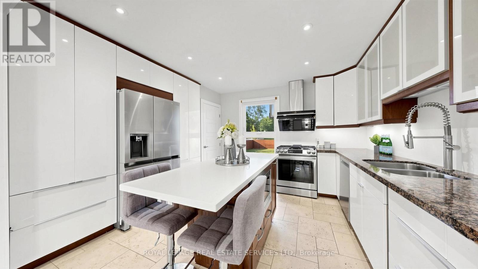 285 Bronte Road, Oakville, ON - Indoor Photo Showing Kitchen With Stainless Steel Kitchen With Double Sink With Upgraded Kitchen