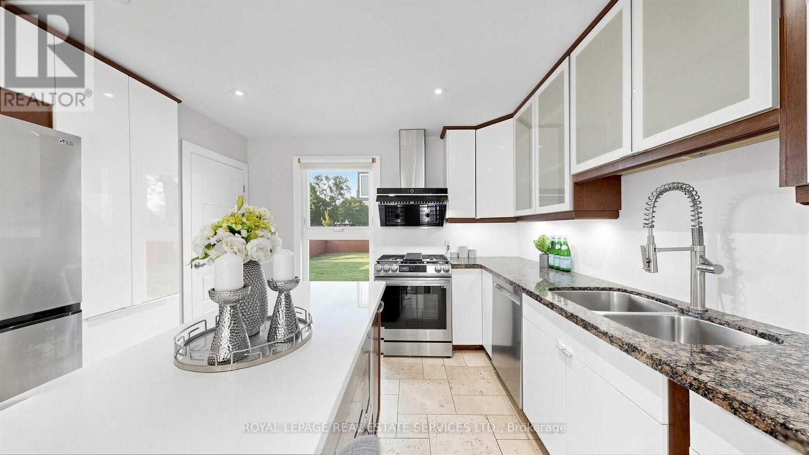 285 Bronte Road, Oakville, ON - Indoor Photo Showing Kitchen With Double Sink With Upgraded Kitchen
