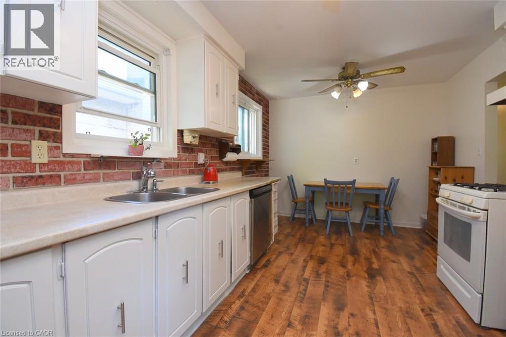 740 Hyde Road, Burlington, ON - Indoor Photo Showing Kitchen With Double Sink