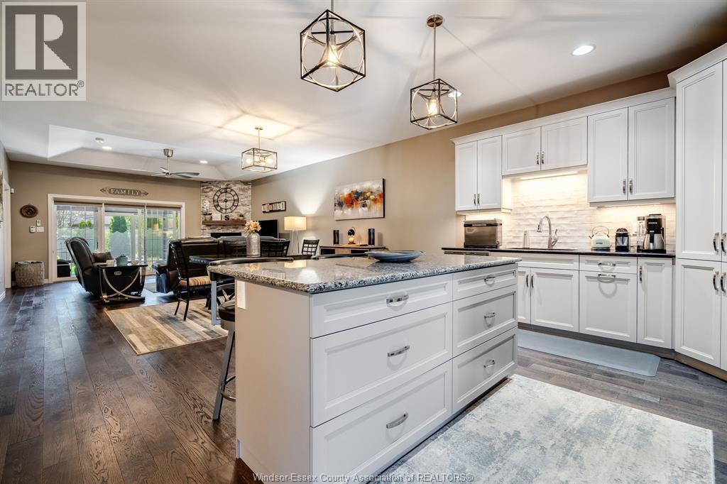 6107 Tiburon Crescent, Windsor, ON - Indoor Photo Showing Kitchen With Upgraded Kitchen