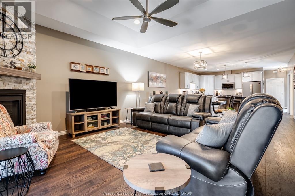6107 Tiburon Crescent, Windsor, ON - Indoor Photo Showing Living Room With Fireplace