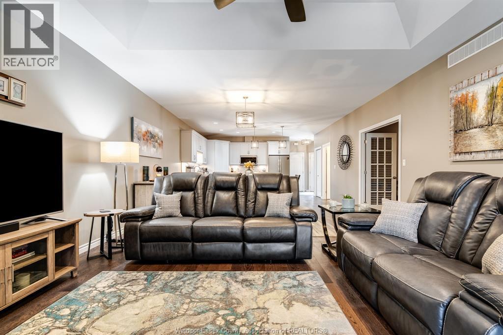 6107 Tiburon Crescent, Windsor, ON - Indoor Photo Showing Living Room