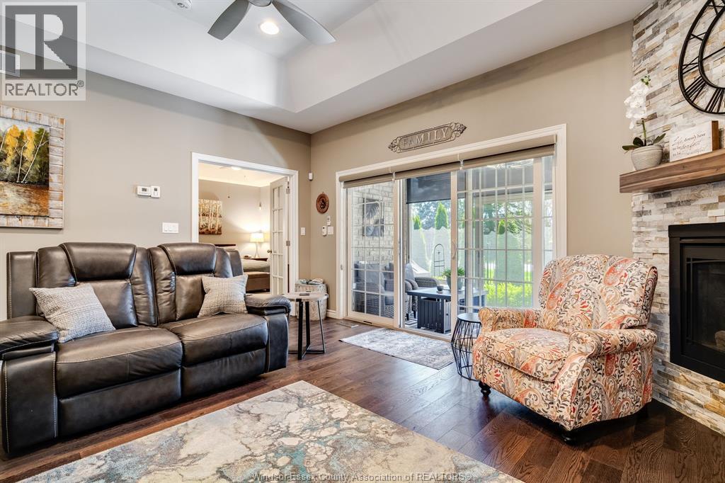 6107 Tiburon Crescent, Windsor, ON - Indoor Photo Showing Living Room With Fireplace
