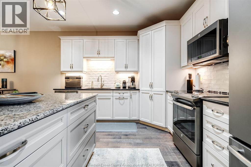 6107 Tiburon Crescent, Windsor, ON - Indoor Photo Showing Kitchen With Upgraded Kitchen