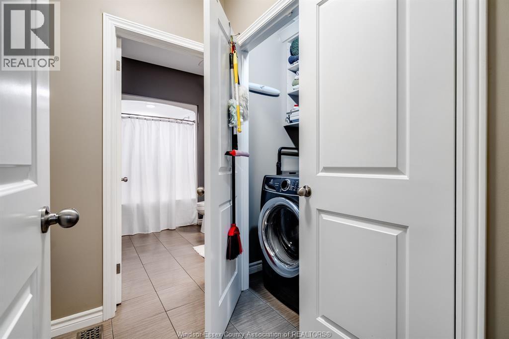 6107 Tiburon Crescent, Windsor, ON - Indoor Photo Showing Laundry Room