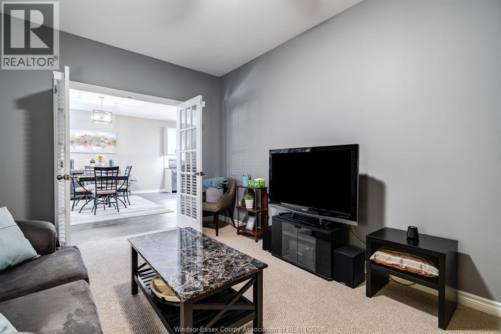 6107 Tiburon Crescent, Windsor, ON - Indoor Photo Showing Living Room