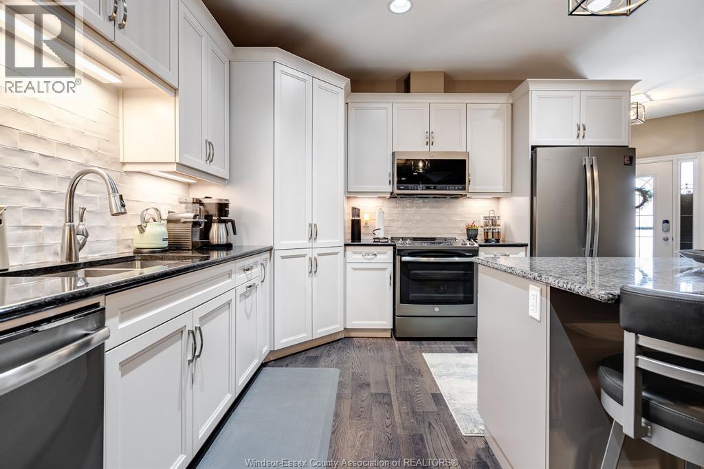 6107 Tiburon Crescent, Windsor, ON - Indoor Photo Showing Kitchen With Double Sink With Upgraded Kitchen