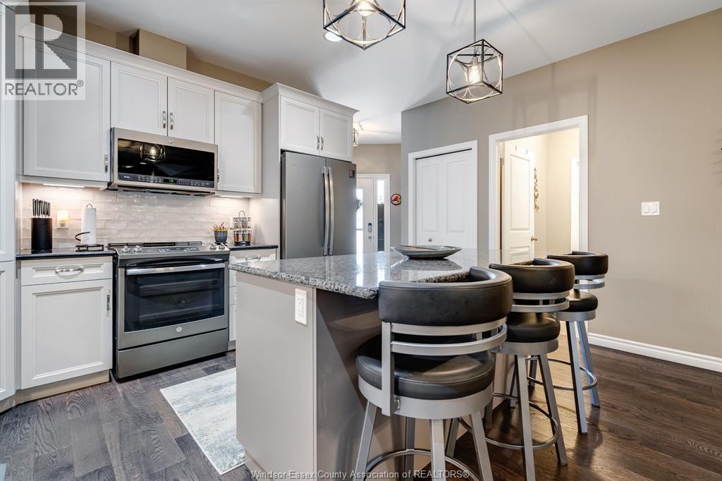 6107 Tiburon Crescent, Windsor, ON - Indoor Photo Showing Kitchen With Upgraded Kitchen