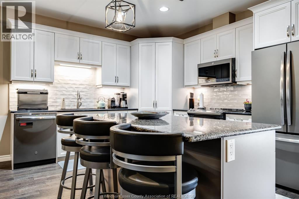 6107 Tiburon Crescent, Windsor, ON - Indoor Photo Showing Kitchen With Upgraded Kitchen