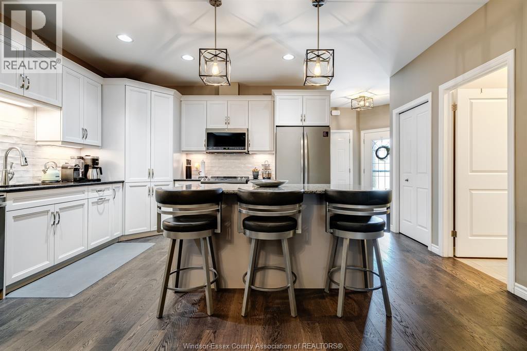 6107 Tiburon Crescent, Windsor, ON - Indoor Photo Showing Kitchen With Upgraded Kitchen