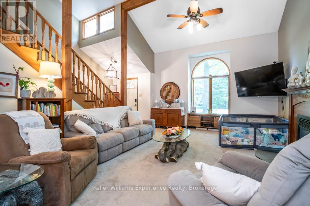 14 Oneida Crescent, Tiny, ON - Indoor Photo Showing Living Room