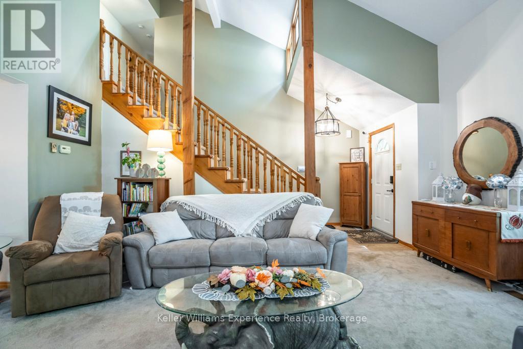 14 Oneida Crescent, Tiny, ON - Indoor Photo Showing Living Room
