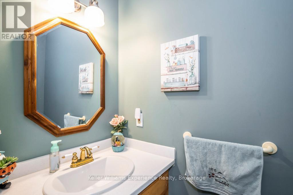 14 Oneida Crescent, Tiny, ON - Indoor Photo Showing Bathroom