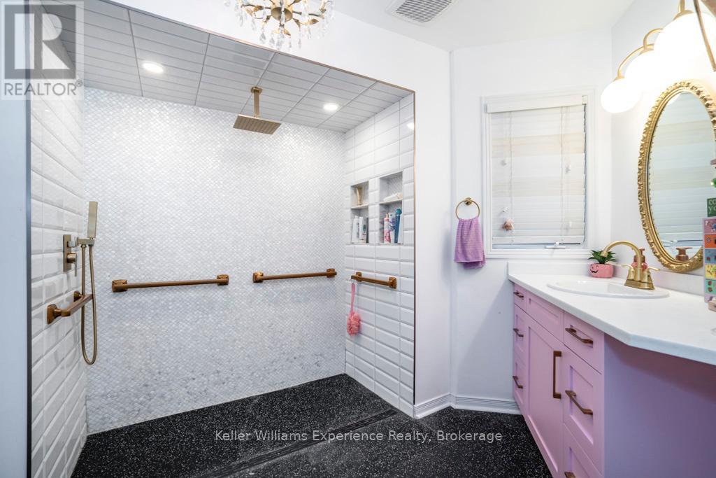 14 Oneida Crescent, Tiny, ON - Indoor Photo Showing Bathroom