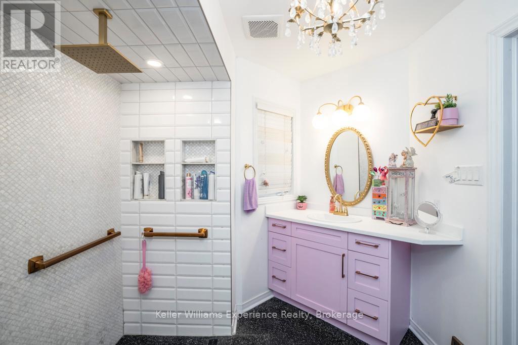 14 Oneida Crescent, Tiny, ON - Indoor Photo Showing Bathroom