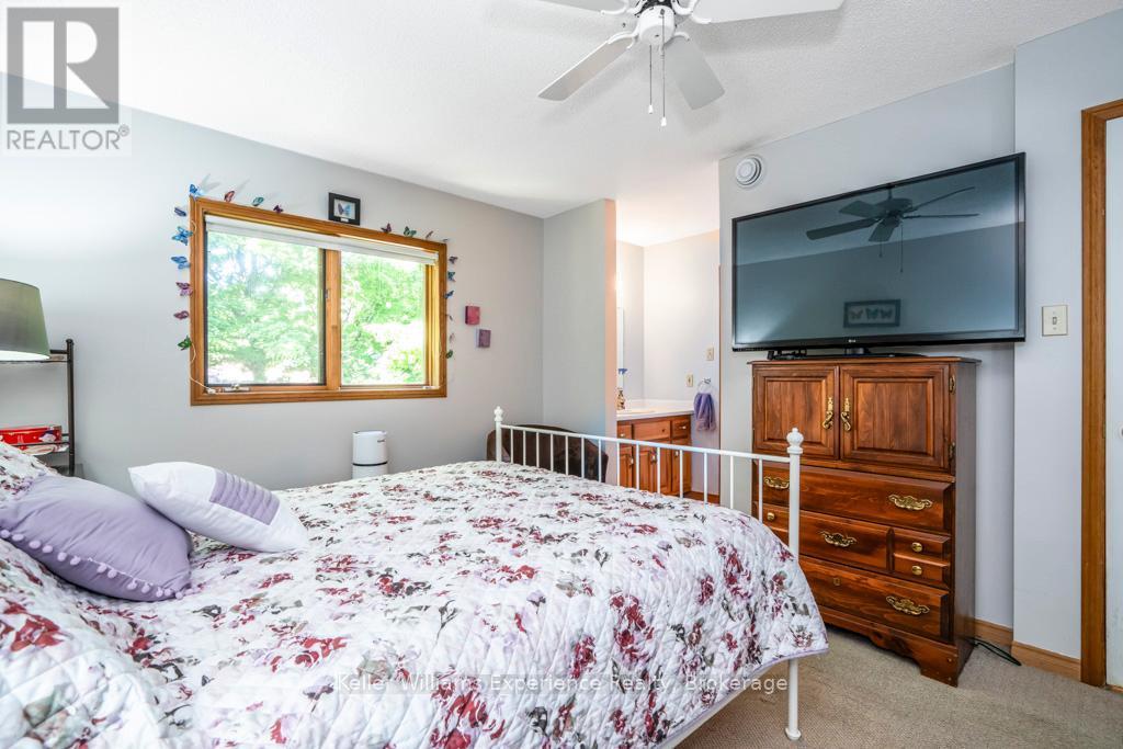 14 Oneida Crescent, Tiny, ON - Indoor Photo Showing Bedroom
