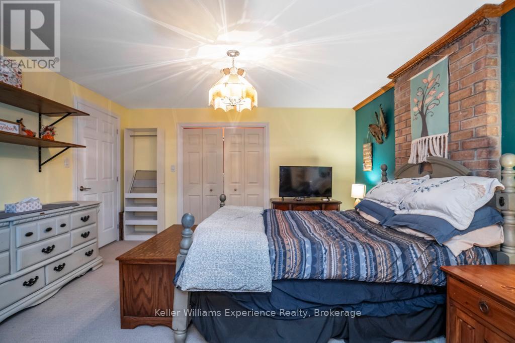 14 Oneida Crescent, Tiny, ON - Indoor Photo Showing Bedroom