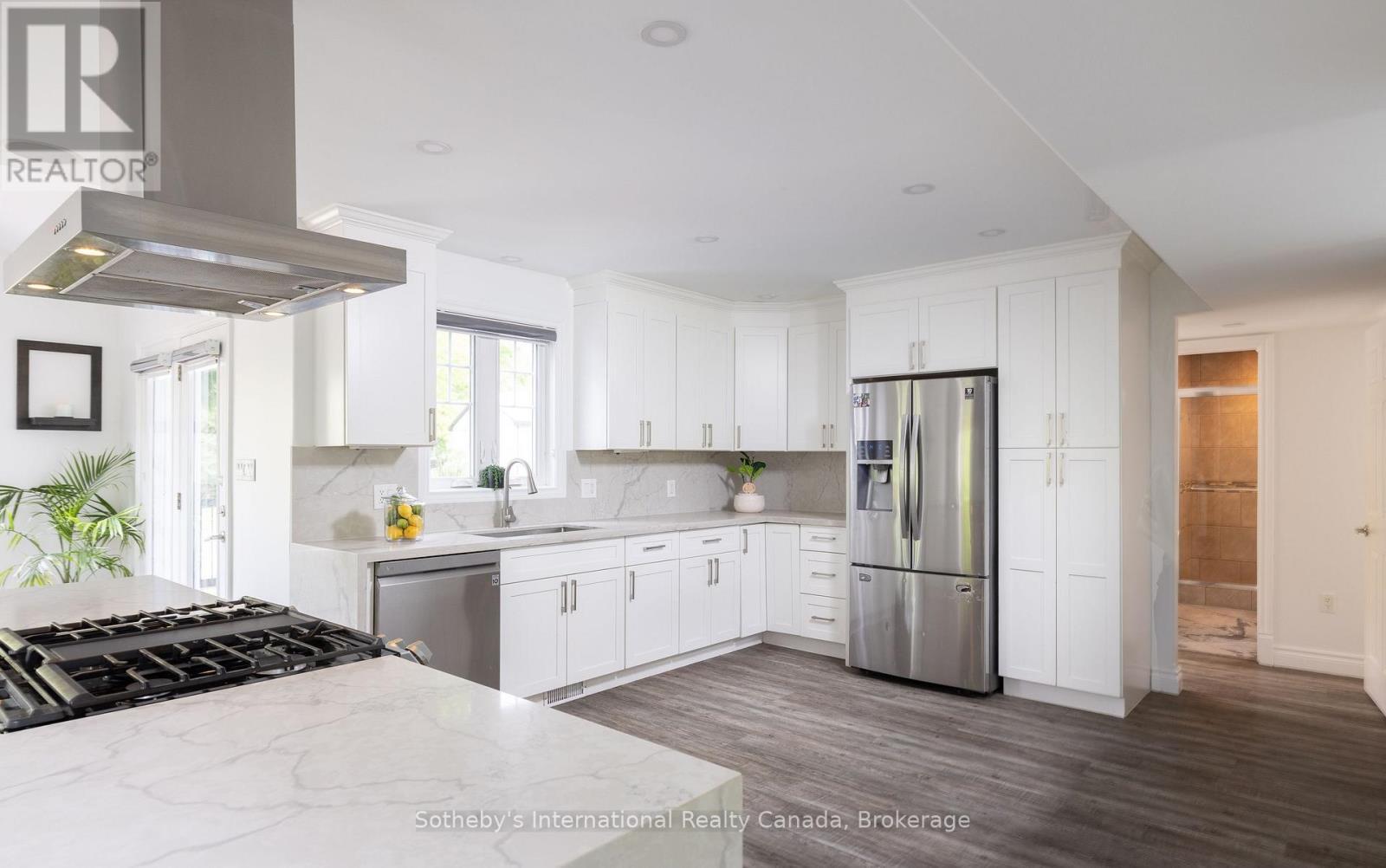 129 Bass Line, Oro-Medonte (Prices Corners), ON - Indoor Photo Showing Kitchen