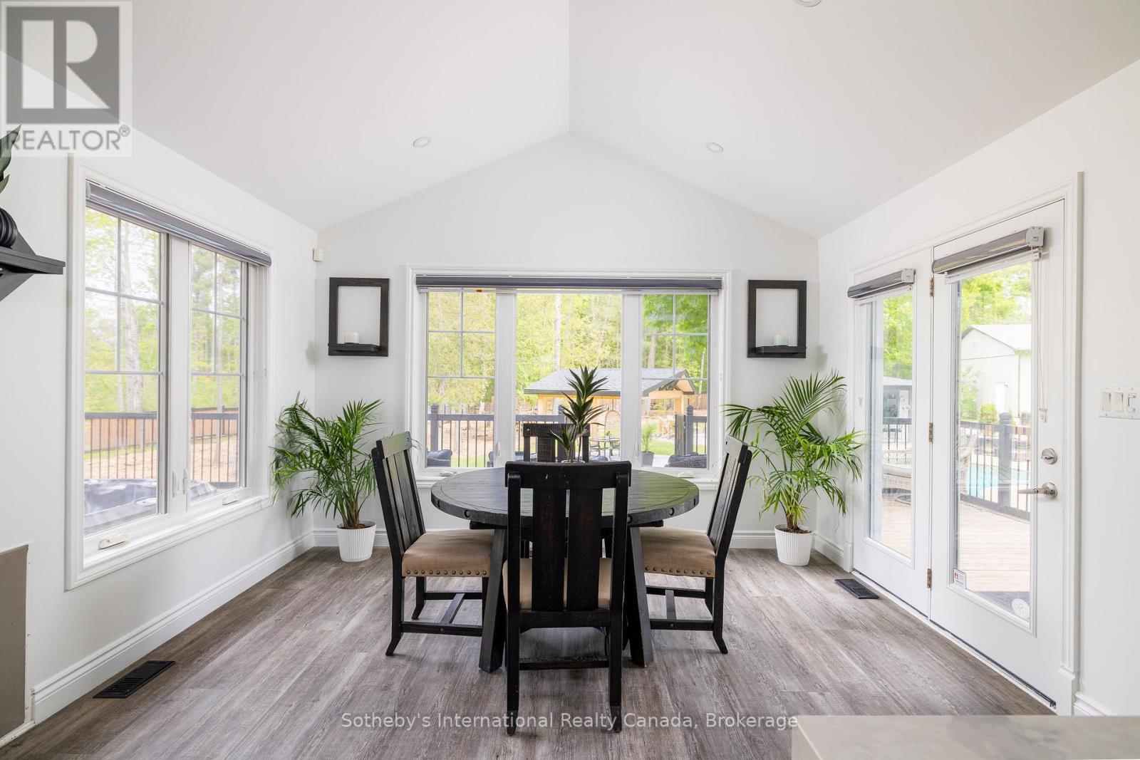 129 Bass Line, Oro-Medonte (Prices Corners), ON - Indoor Photo Showing Dining Room