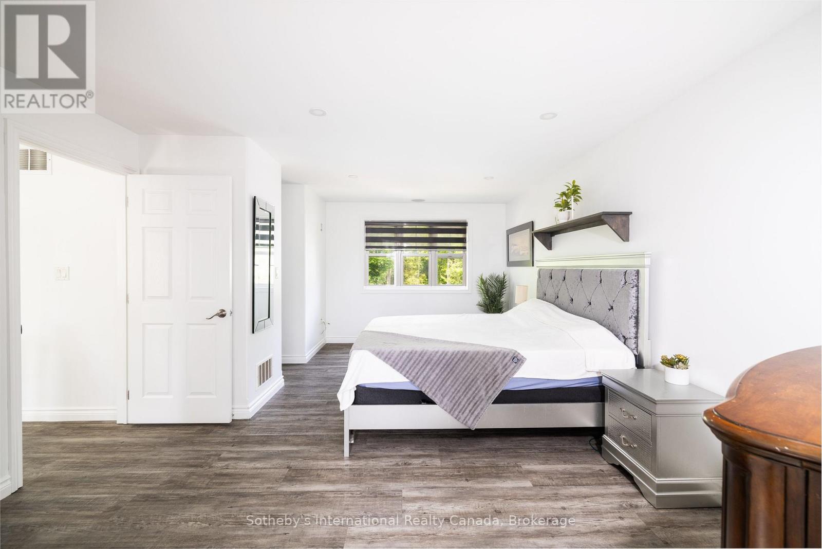 129 Bass Line, Oro-Medonte (Prices Corners), ON - Indoor Photo Showing Bedroom