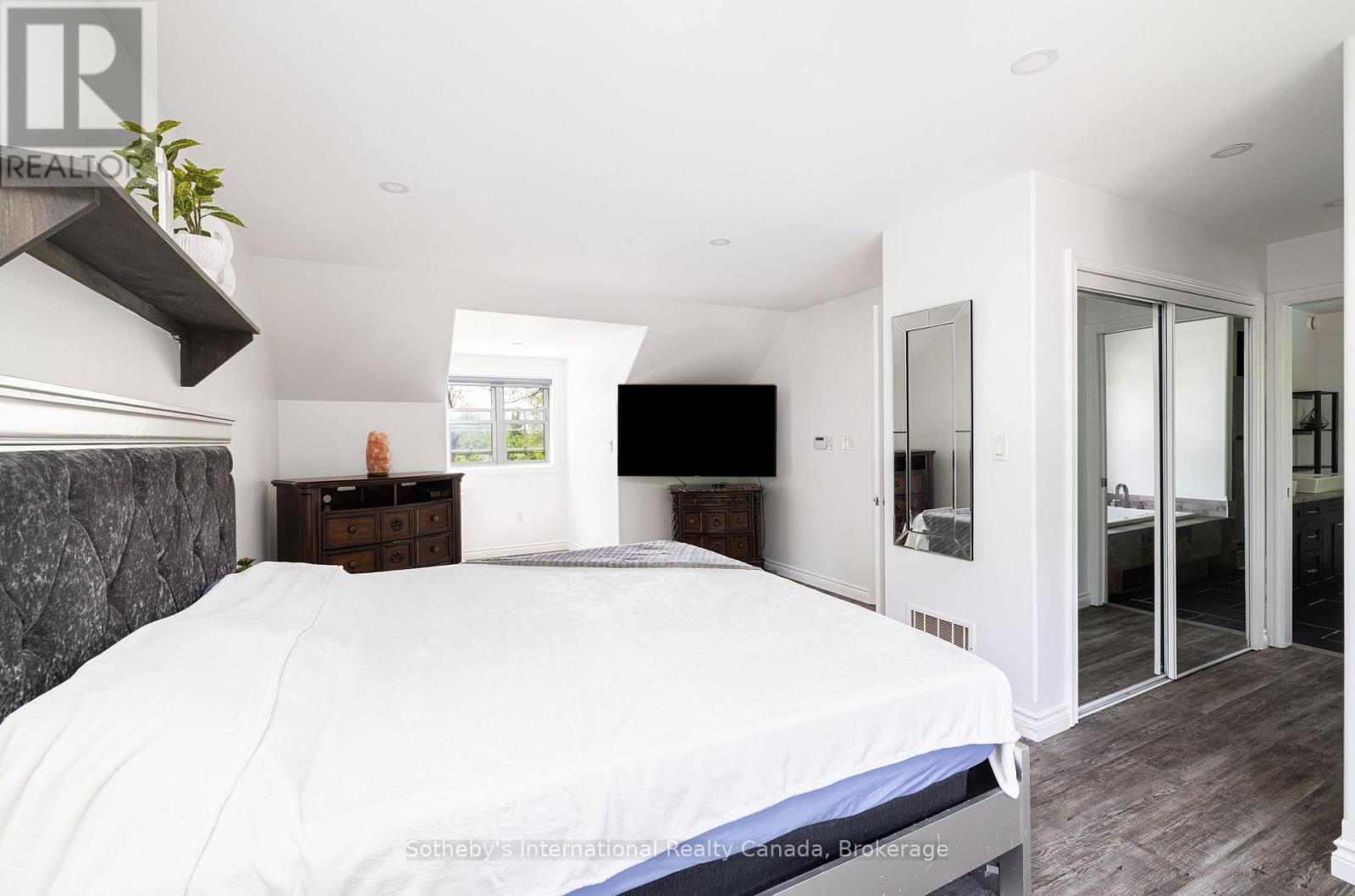 129 Bass Line, Oro-Medonte (Prices Corners), ON - Indoor Photo Showing Bedroom