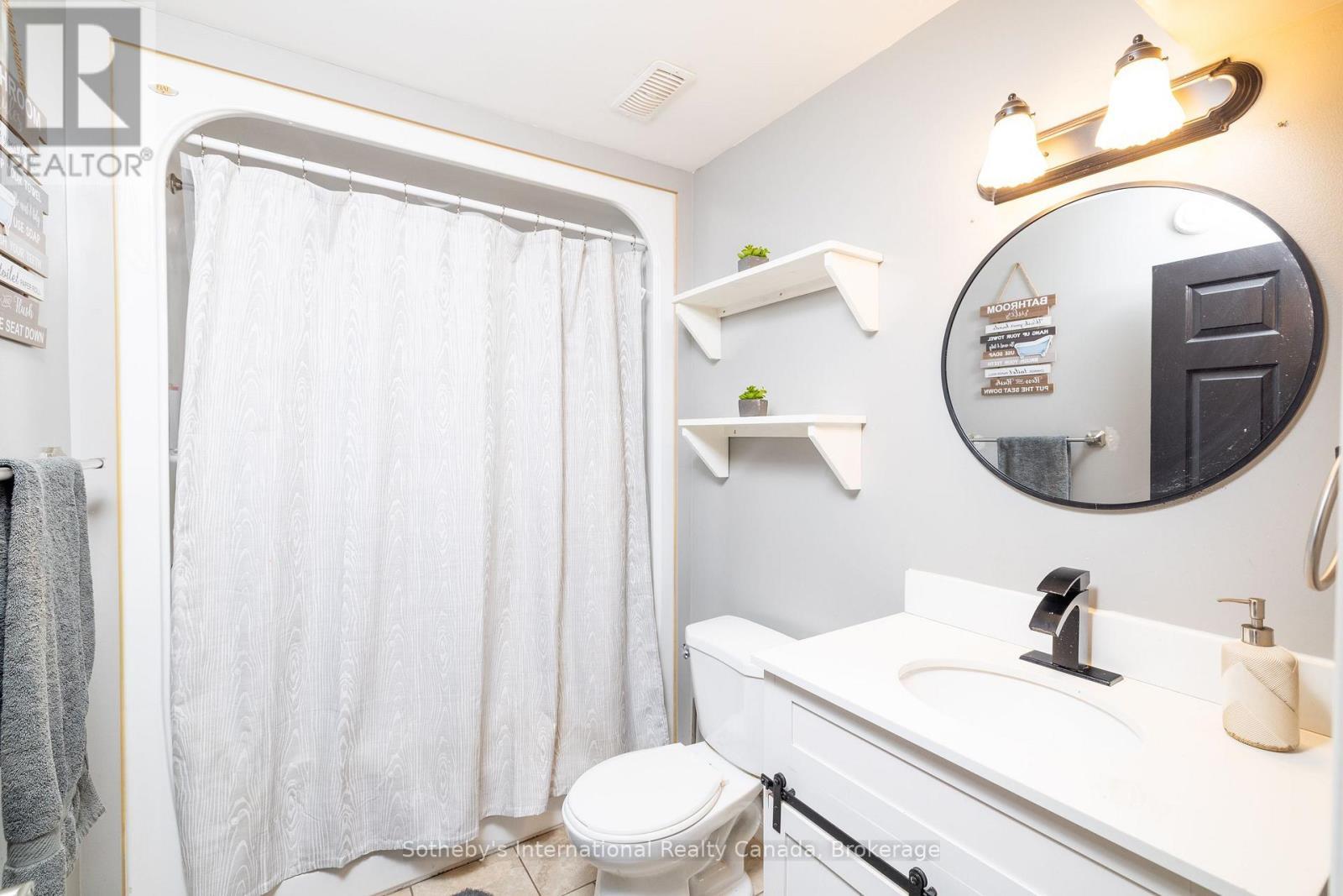 129 Bass Line, Oro-Medonte (Prices Corners), ON - Indoor Photo Showing Bathroom