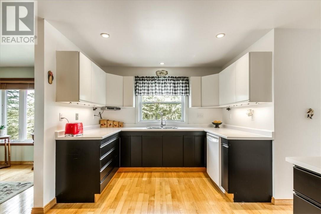 82A Pennie Avenue, Tehkummah, ON - Indoor Photo Showing Kitchen