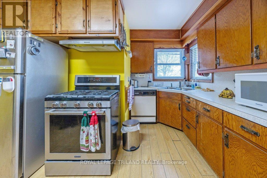 8 Weldon Avenue, St. Thomas, ON - Indoor Photo Showing Kitchen With Double Sink