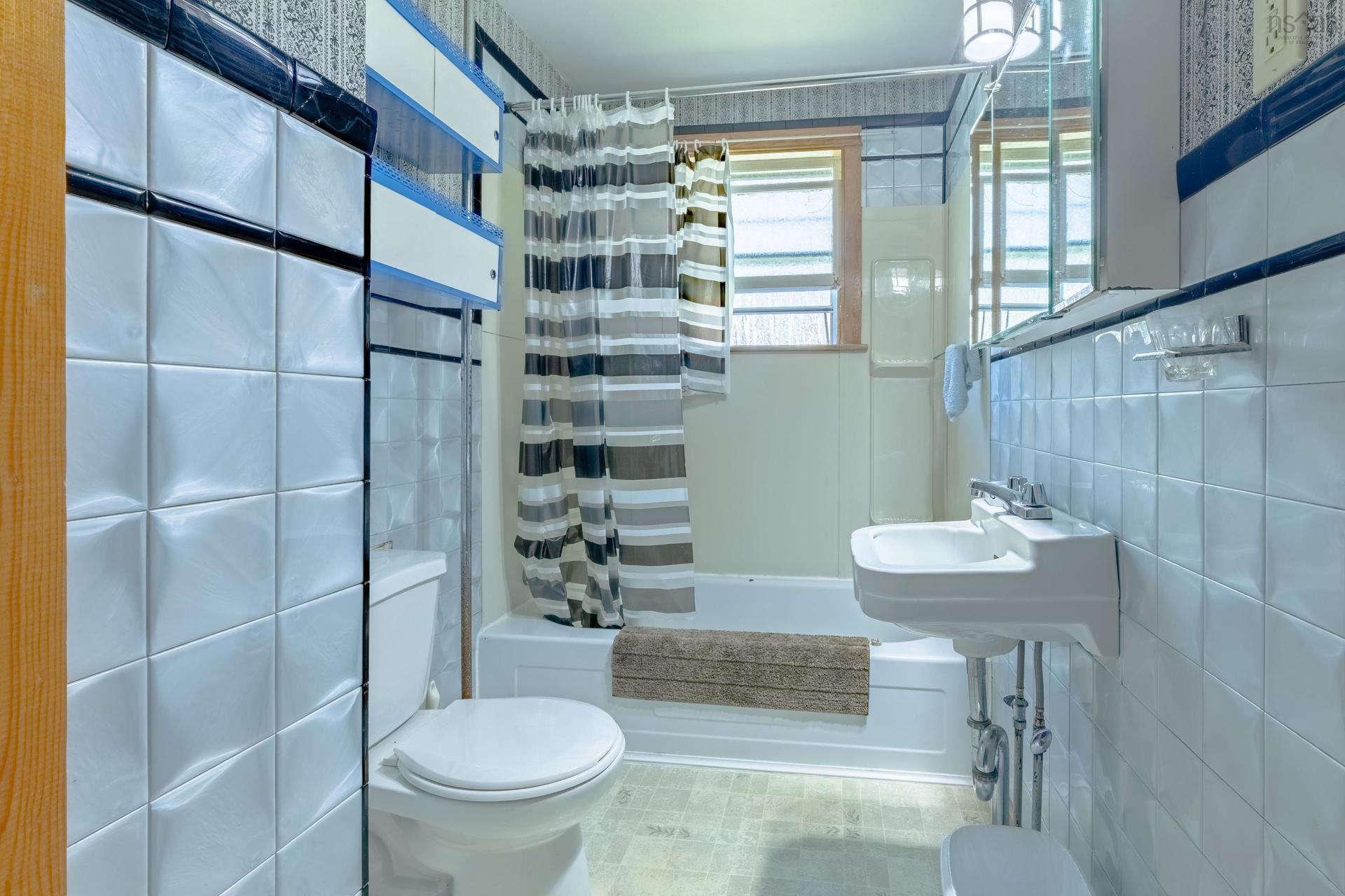983 Bangor Rd, Bangor, NS - Indoor Photo Showing Bathroom