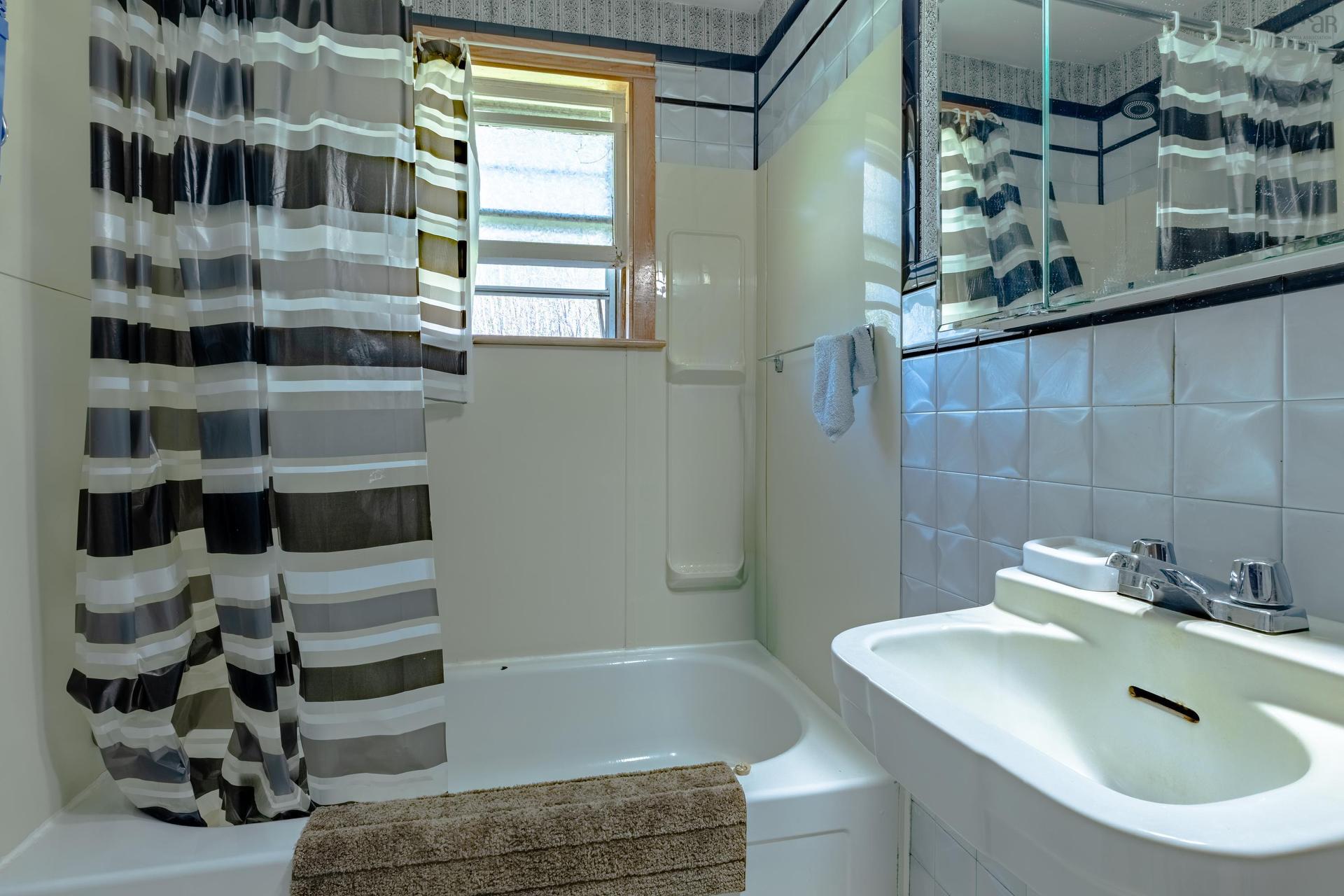 983 Bangor Rd, Bangor, NS - Indoor Photo Showing Bathroom