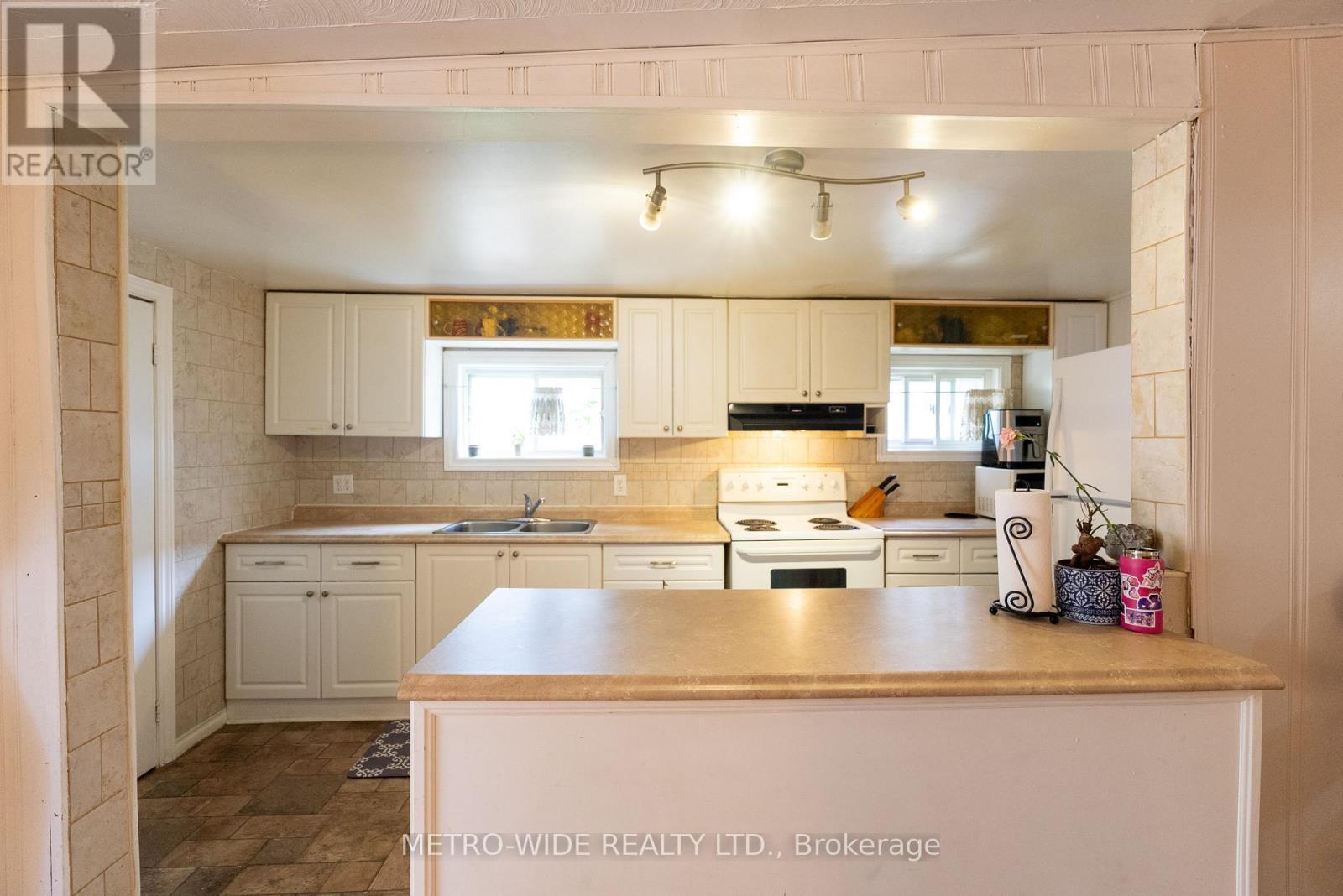 476 First Avenue E, North Bay, ON - Indoor Photo Showing Kitchen With Double Sink