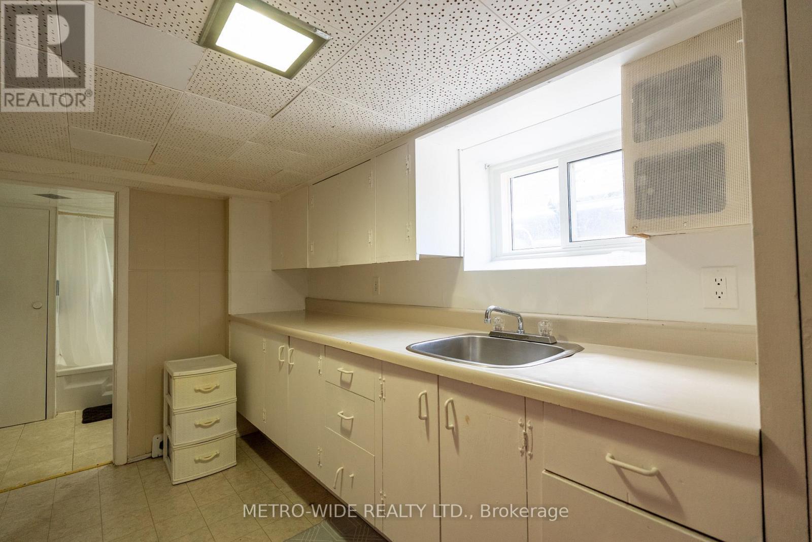 476 First Avenue E, North Bay, ON - Indoor Photo Showing Kitchen