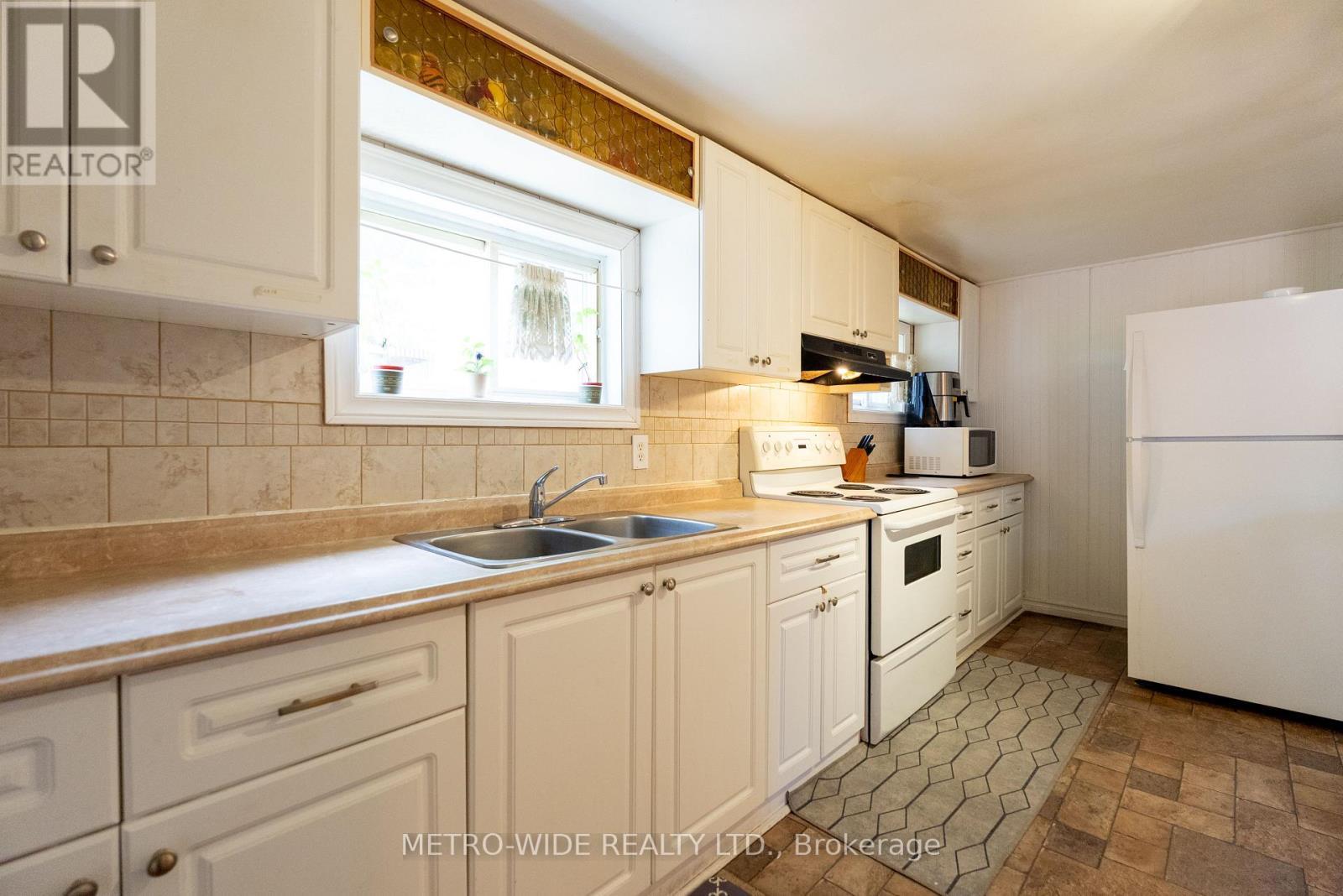 476 First Avenue E, North Bay, ON - Indoor Photo Showing Kitchen With Double Sink