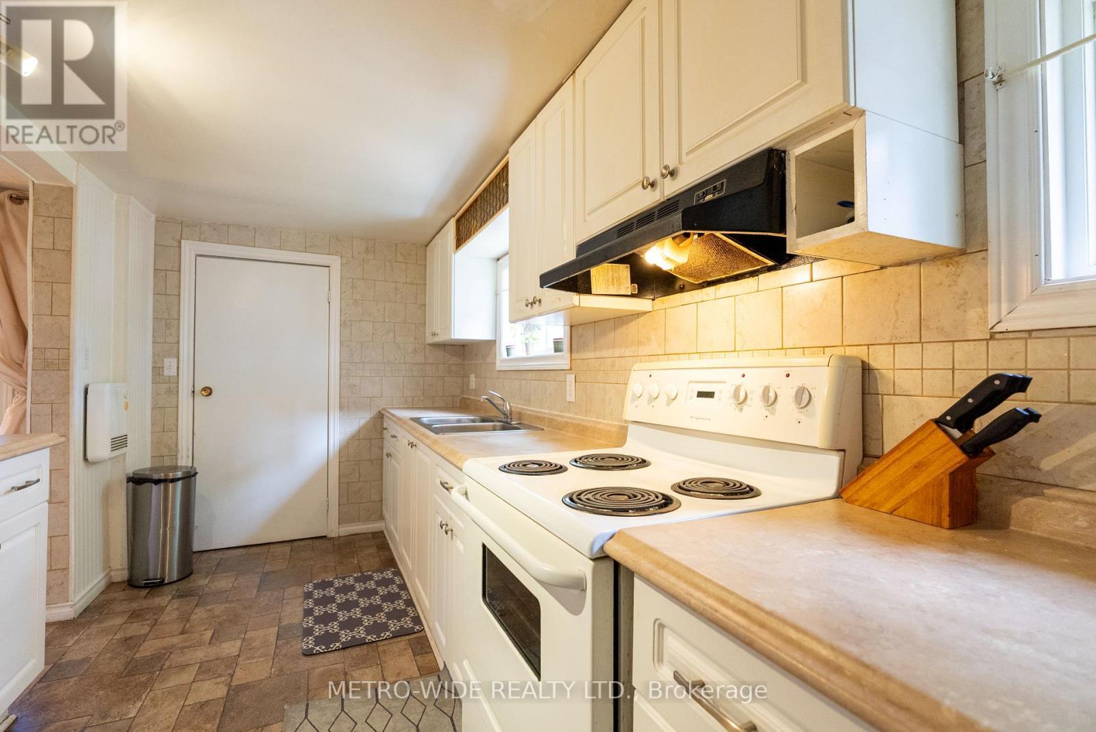 476 First Avenue E, North Bay, ON - Indoor Photo Showing Kitchen With Double Sink