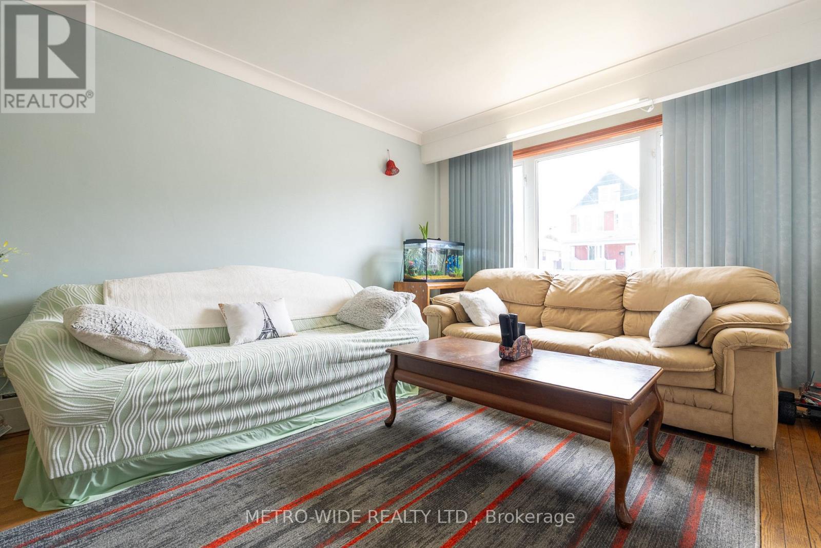 476 First Avenue E, North Bay, ON - Indoor Photo Showing Living Room