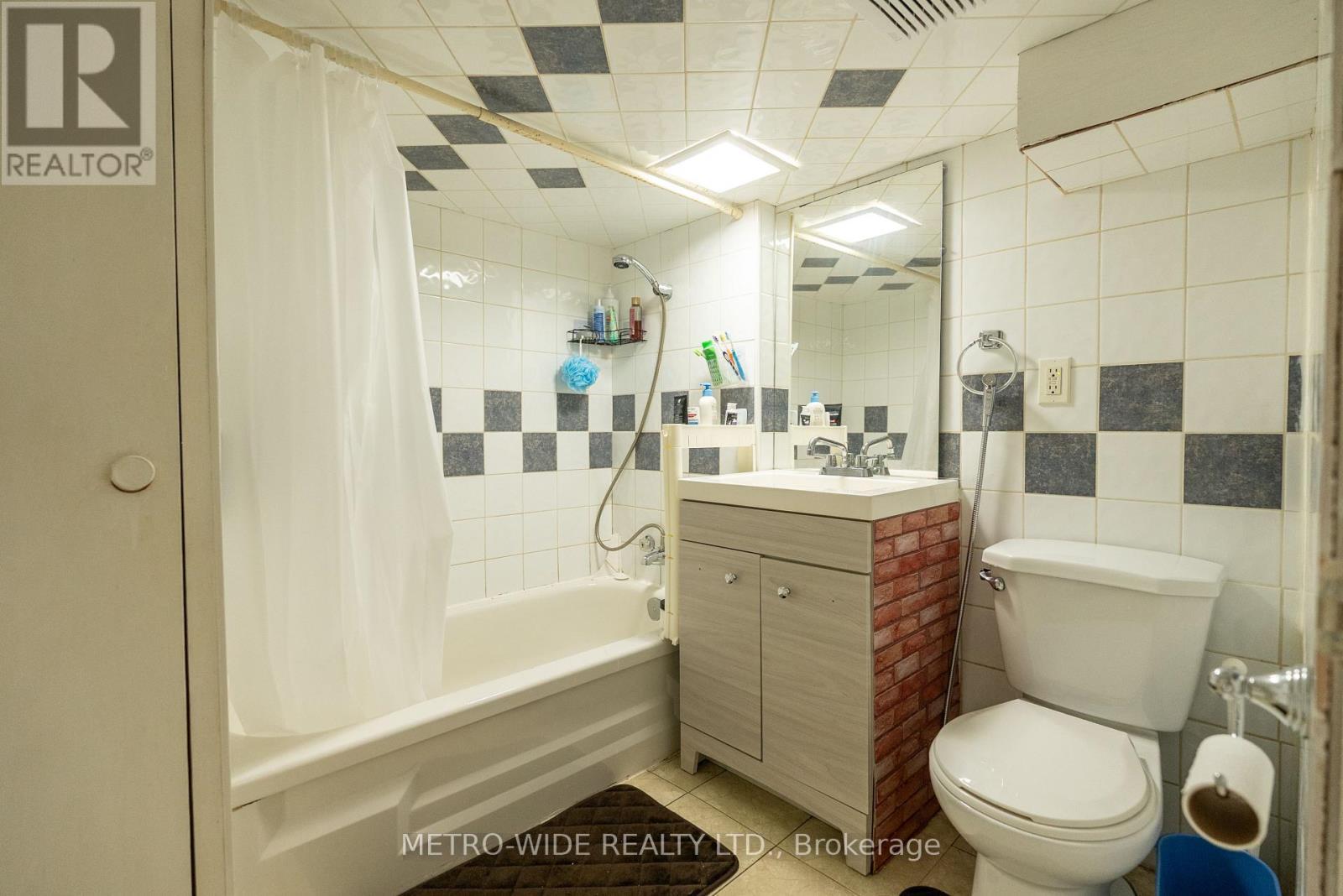476 First Avenue E, North Bay, ON - Indoor Photo Showing Bathroom