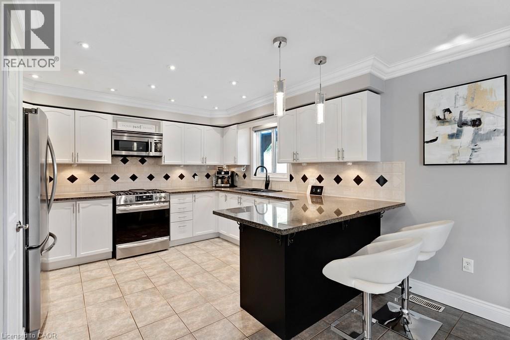 84 Amanda Walk, Cambridge, ON - Indoor Photo Showing Kitchen With Upgraded Kitchen