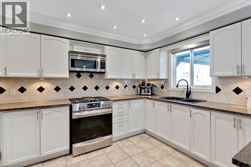 84 Amanda Walk, Cambridge, ON - Indoor Photo Showing Kitchen With Double Sink
