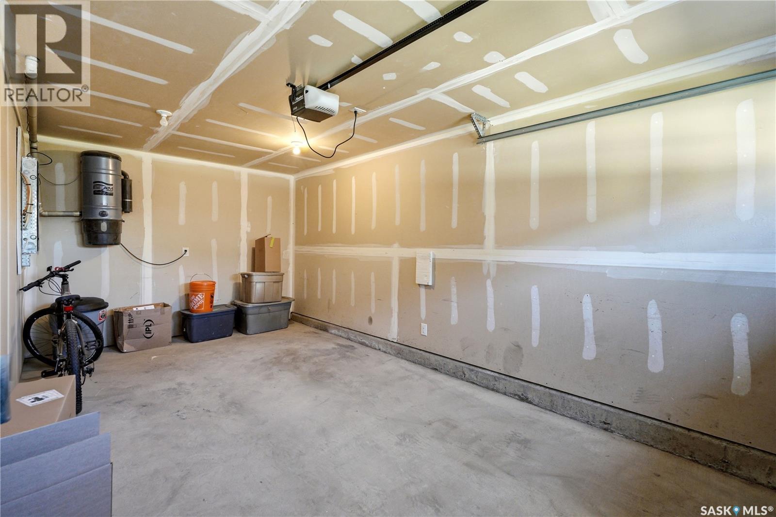 570 150 Langlois Way, Saskatoon, SK - Indoor Photo Showing Garage