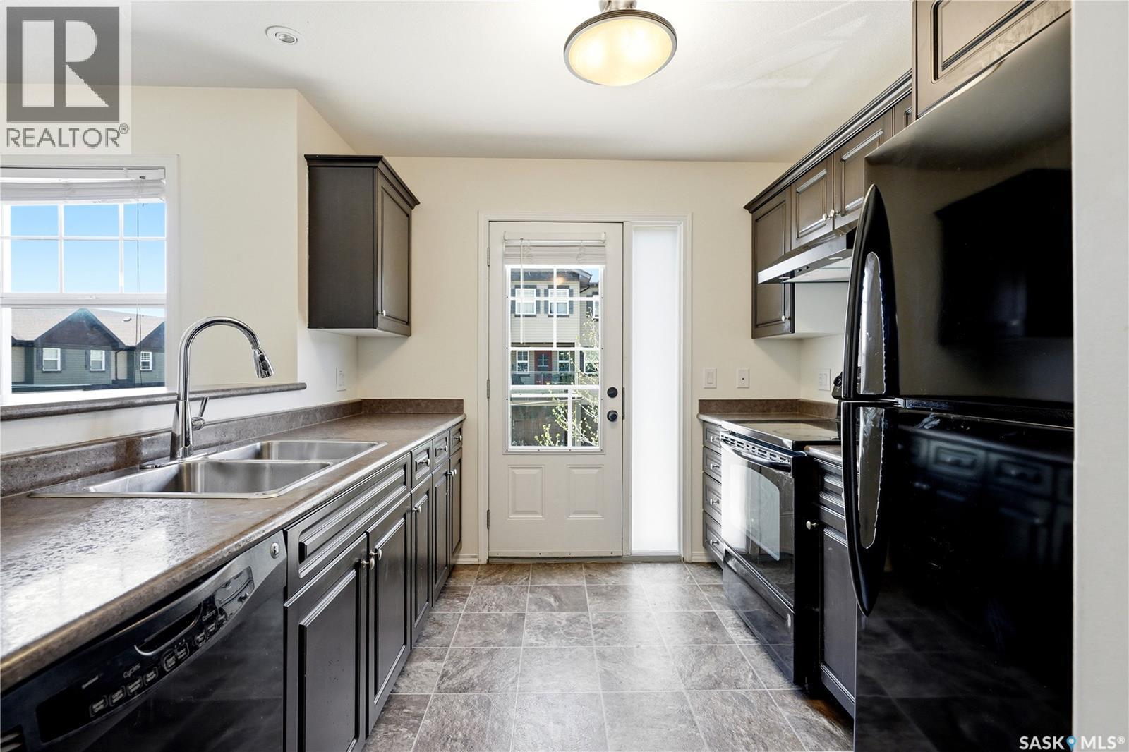 570 150 Langlois Way, Saskatoon, SK - Indoor Photo Showing Kitchen With Double Sink